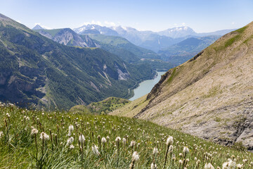 vue depuis le plateau d'Emparis sur la vallée du Ferrand et le lac de Chambon dans les Alpes de...