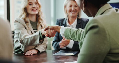 Obraz premium Business, people and shaking hands with partnership in meeting for finance deal, welcome offer and agreement. Financial analyst, happy and handshake in office for negotiation and investment success