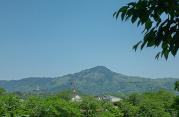 京都、加茂街道沿いから見える比叡山