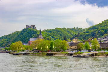 Liebfrauenkirche (Church of Our Lady) with vineyard hillside and Sch&ouml;nburg (Sch&ouml;nburg Castle) in Oberwesel, Germany