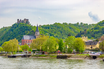 Liebfrauenkirche (Church of Our Lady) and Sch&ouml;nburg (Sch&ouml;nburg Castle) on the hillside in Oberwesel, Germany