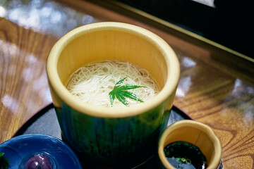 竹筒に涼やかに盛られた日本の夏の味覚 、そうめん