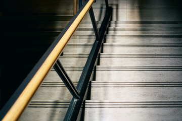 光と影のコントラストが美しい階段の手すり