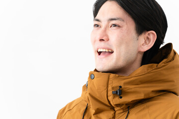 Obraz premium ダウンコートを着ている若い男性