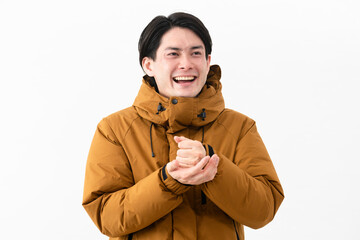 ダウンコートを着ている若い男性