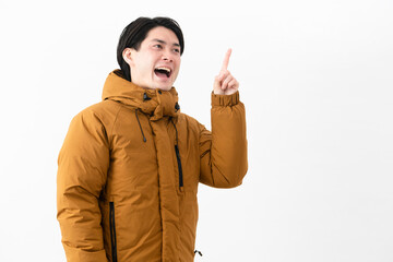 ダウンコートを着ている若い男性