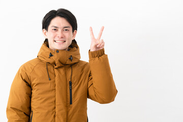ダウンコートを着ている若い男性