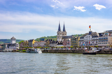 Obraz premium Riverside promenade with historic buildings and Kirche St. Severus (the Church of St. Severus) in the picturesque town of Boppard, Germany