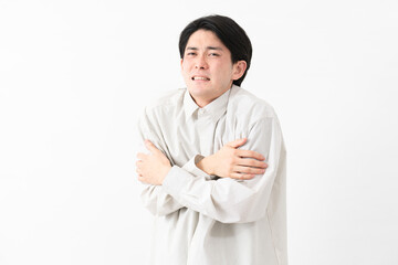 長袖白シャツを着ている若い男性