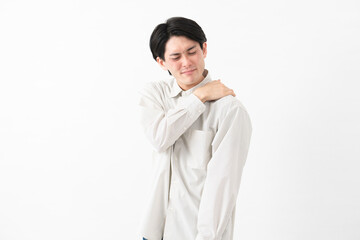 長袖白シャツを着ている若い男性