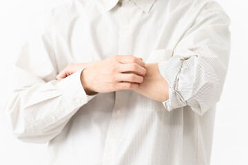 長袖白シャツを着ている若い男性