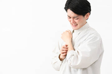 長袖白シャツを着ている若い男性 © aijiro