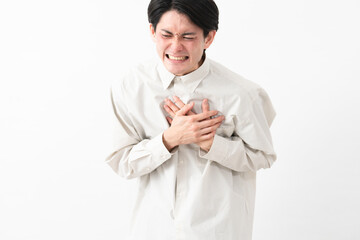長袖白シャツを着ている若い男性