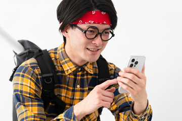 チェック柄の服を着た若い男性