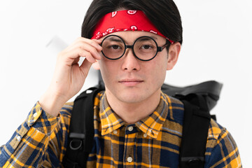 チェック柄の服を着た若い男性