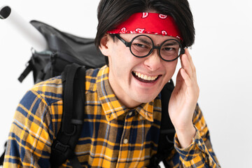 チェック柄の服を着た若い男性