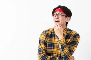 チェック柄の服を着た若い男性