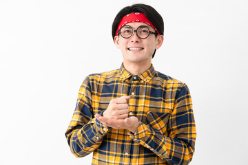 チェック柄の服を着た若い男性