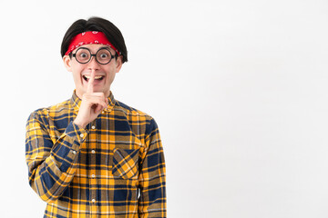 チェック柄の服を着た若い男性