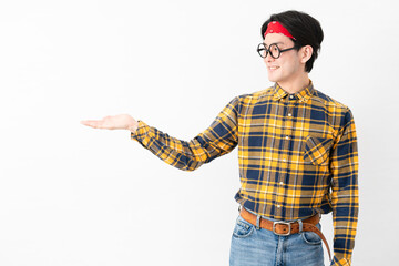 チェック柄の服を着た若い男性