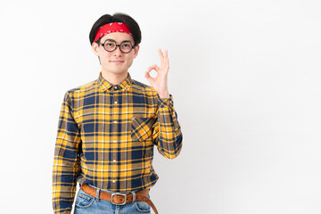 チェック柄の服を着た若い男性