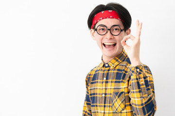 チェック柄の服を着た若い男性