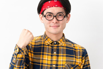 チェック柄の服を着た若い男性