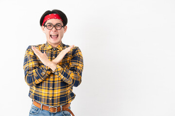 チェック柄の服を着た若い男性