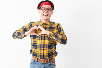 チェック柄の服を着た若い男性