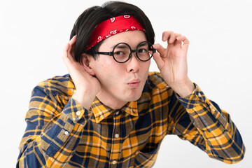 チェック柄の服を着た若い男性