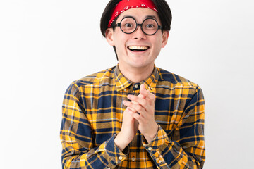 チェック柄の服を着た若い男性