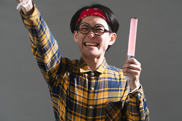 チェック柄の服を着た若い男性