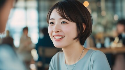 カフェで楽しく会話するショートヘア女性