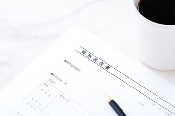 コーヒーを飲みながら、転職活動に欠かせない職務経歴書を作成しているイメージ
