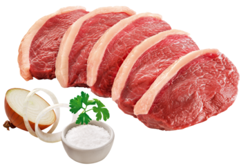 fatias de carne bovina crua acompanhado de pote de sal, cebola e salsinha isolado em fundo transparente