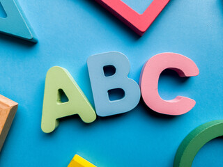 Obraz premium Fun and engaging learning tools for teaching fractions and mathematics in a colorful classroom environment