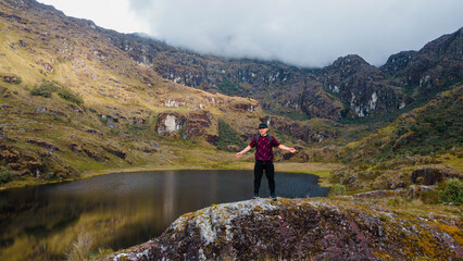 joven turista con mochila ,Viaje estilo de vida saludable excursión en solitario vacaciones activas al aire libre, Amplio panorama de montaña, Belleza de la naturaleza,estilo de vida saludable.