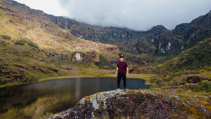 joven turista con mochila ,Viaje estilo de vida saludable excursión en solitario vacaciones activas al aire libre, Amplio panorama de montaña, Belleza de la naturaleza,estilo de vida saludable.