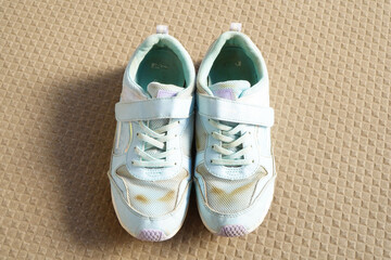 子供用女の子向けのスニーカー。汚れたスニーカー。