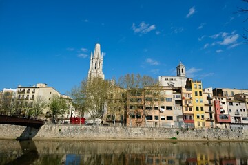 Vistas de la Basílica de Sant Félix, la Catedral de Girona, el río Onyar y las Casas colgantes...