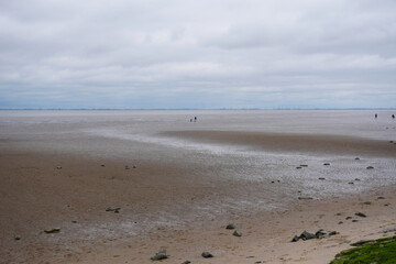Blick ins Wattenmeer bei Ebbe am Strand von Otterndorf an der Nordseeküste in Deutschland