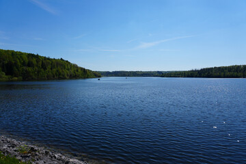 Blick auf die Aabachtalsperre bei Bad Wünnenberg in Nordrhein Westfalen 