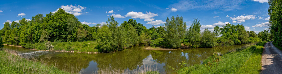 Panoramaansicht eines renaturierten Teilabschnitts des Fluss Nidda in einem Naherholungsgebiet in Frankfurt am Main bei schönem, sonnigem Wetter