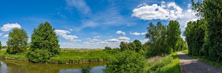 Panoramaansicht eines renaturierten Teilabschnitts des Fluss Nidda in einem Naherholungsgebiet in Frankfurt am Main bei schönem, sonnigem Wetter