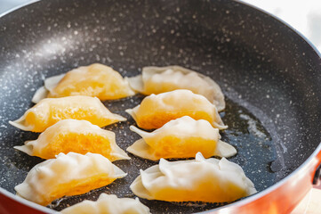 フライパンで焼く餃子アップルパイ