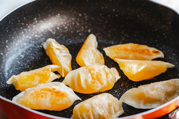 フライパンで焼く餃子アップルパイ