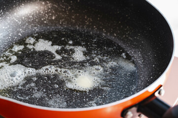 フライパンに溶かしたマーガリン