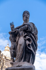 Obraz premium Pope statue with child near Palermo Cathedral
