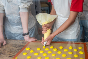 Pastry Workshop with Colorful French Macarons &ndash; Baking and Decorating