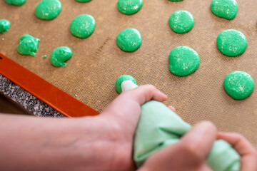 Pastry Workshop with Colorful French Macarons &ndash; Baking and Decorating